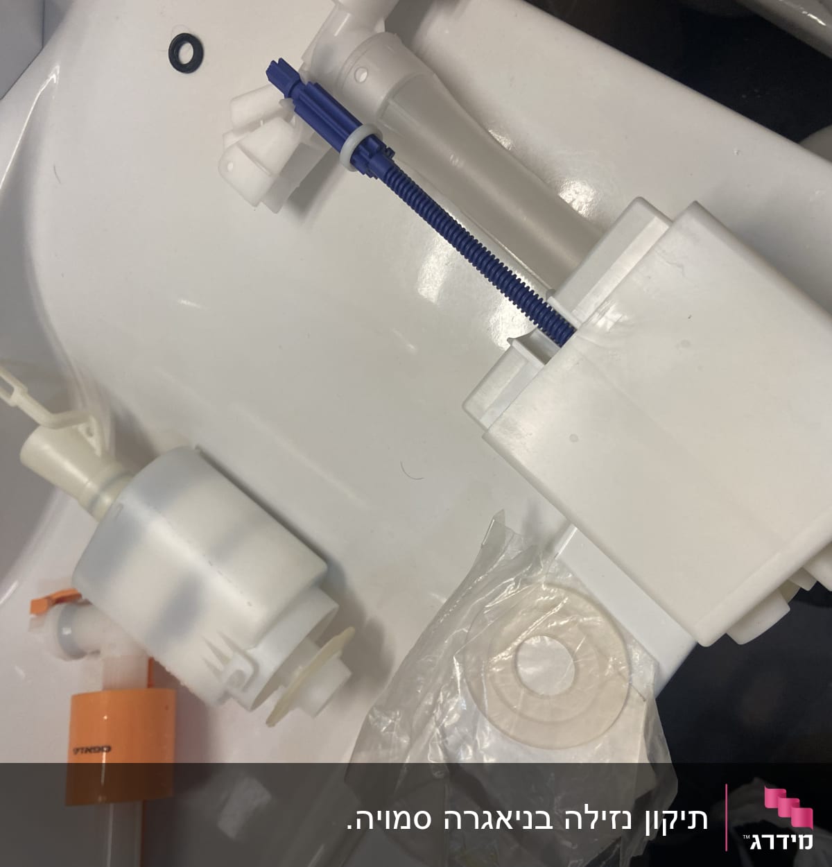 חלקי פלסטיק לבנים של מערכת אסלה על כיור